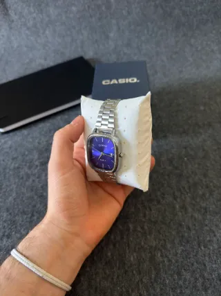 Reloj Casio de acero y dial azul marino