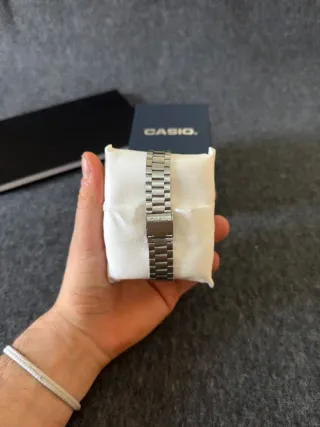 Reloj Casio de acero y dial azul marino