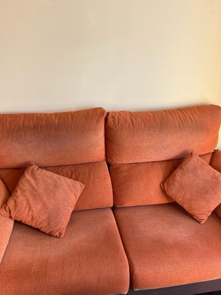 Sofá-cama y reposapiés naranja y marrón