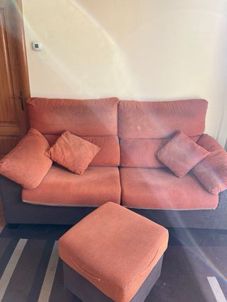 Sofá-cama y reposapiés naranja y marrón
