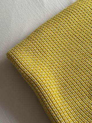 Manta Zara Home Amarilla y Blanca