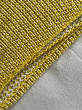 Manta Zara Home Amarilla y Blanca