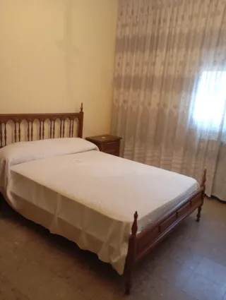 Dormitorio completo de muebles de madera