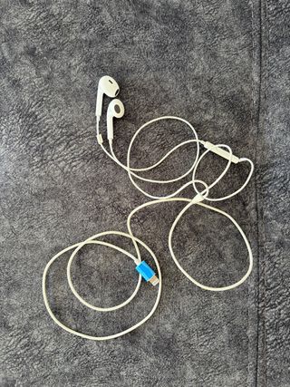 Auriculares blancos con conector USB-C