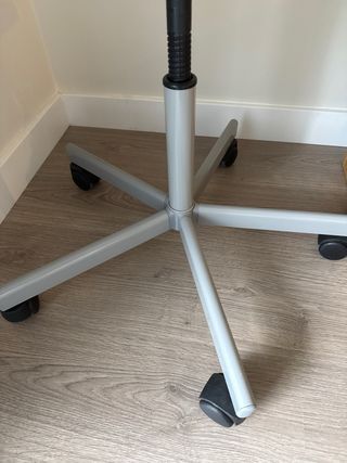 Silla de escritorio blanca y gris