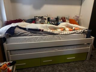 Cama nido blanca y verde buen estado