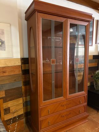Vitrina de madera con puertas de cristal