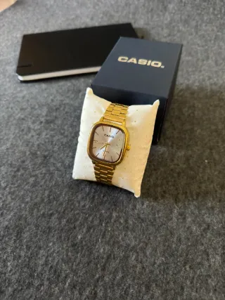 Reloj Casio de acero dorado y dial blanco