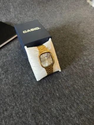 Reloj Casio de acero dorado y dial blanco