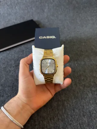Reloj Casio de acero dorado y dial blanco