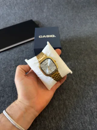 Reloj Casio de acero dorado y dial blanco