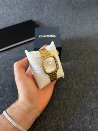 Reloj Casio de acero dorado y dial blanco