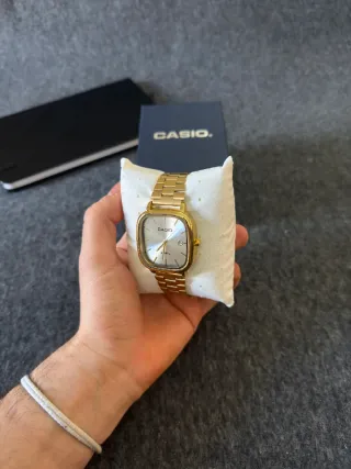 Reloj Casio de acero dorado y dial blanco