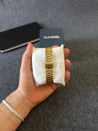 Reloj Casio de acero dorado y dial blanco