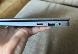 Portátil Primux 1302 Gris con pegatinas