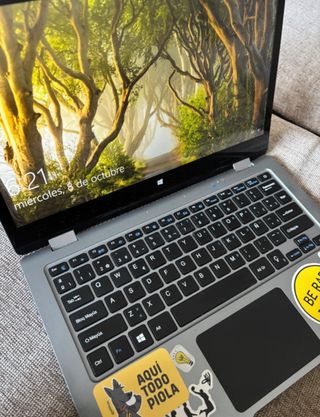 Portátil Primux 1302 Gris con pegatinas