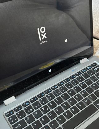 Portátil Primux 1302 Gris con pegatinas