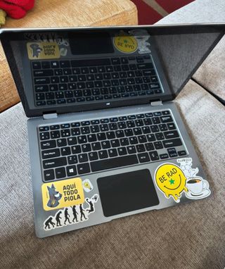 Portátil Primux 1302 Gris con pegatinas