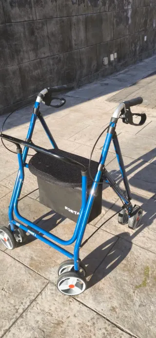 Andador , caminador,vtaca taca azul con asiento y