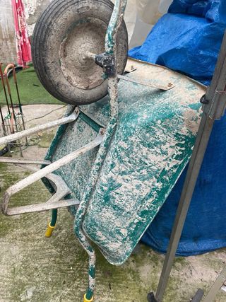 Carretilla de construcción verde