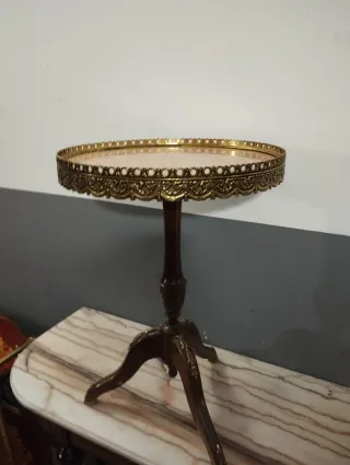 Mesita auxiliar antigua con tapa de mármol