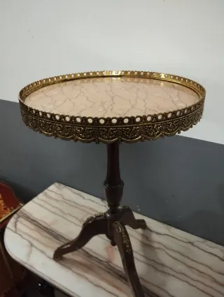 Mesita auxiliar antigua con tapa de mármol