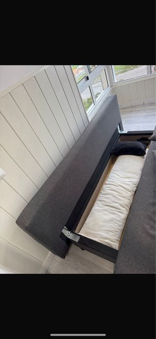 Mesa de centro blanca de madera, sofá cama, mueble