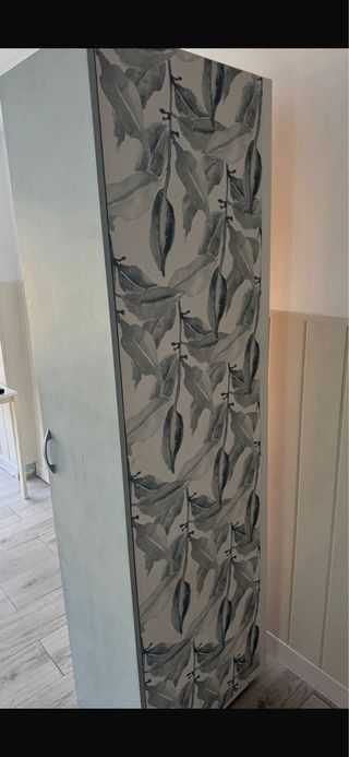 Mesa de centro blanca de madera, sofá cama, mueble