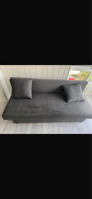 Mesa de centro blanca de madera, sofá cama, mueble