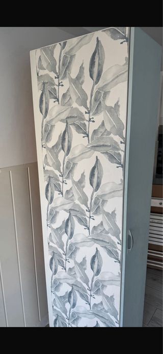 Mesa de centro blanca de madera, sofá cama, mueble