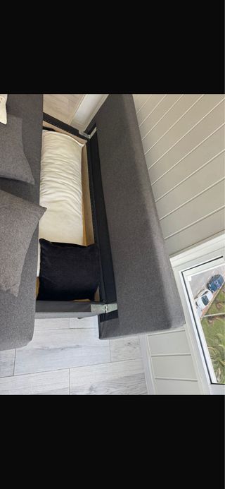 Mesa de centro blanca de madera, sofá cama, mueble