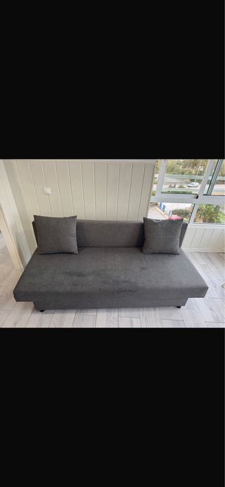 Mesa de centro blanca de madera, sofá cama, mueble