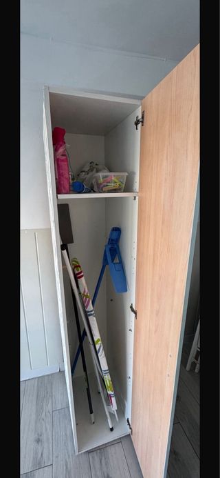 Mesa de centro blanca de madera, sofá cama, mueble