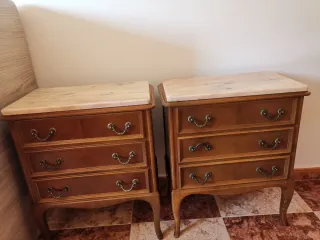 Mesitas de noche de madera y mármol