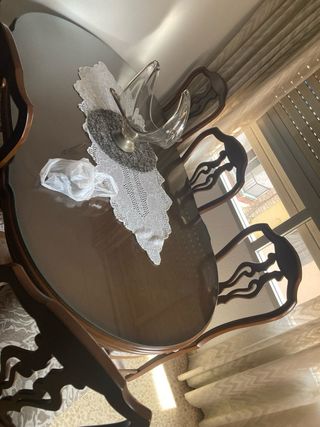 Mesa de comedor de cristal y madera sin sillas