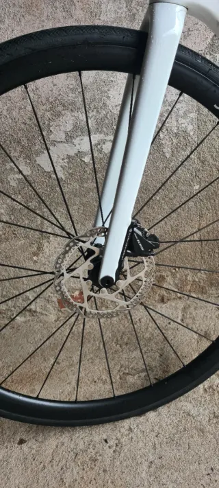 Bicicleta de carretera Ridley blanca