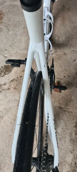 Bicicleta de carretera Ridley blanca