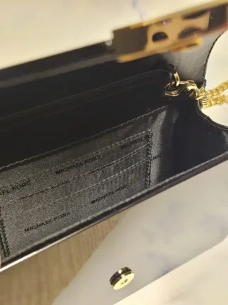 Borsa Michael Kors clutch nera con dettagli oro