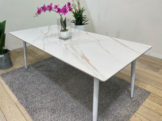 Mesa de Comedor de Cristal Templado con Efecto Mármol y Patas Metálicas