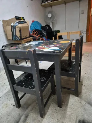 Mesa infantil con 2 sillas