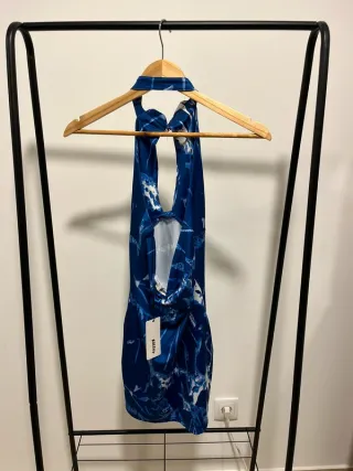 Vestido azul costas abertas com etiqueta