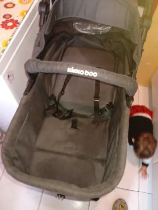 Carrito de bebé gris. Está completo