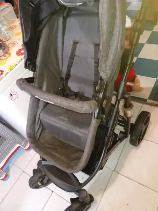 Carrito de bebé gris. Está completo