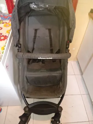 Carrito de bebé gris. Está completo