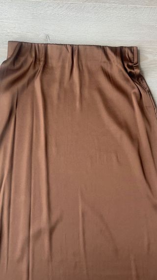 Falda satinada marrón talla S
