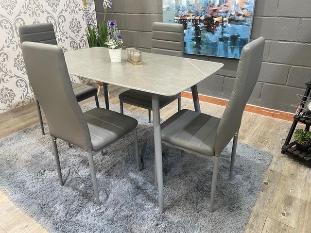 Mesa de comedor gris con 4 sillas acolchadas
