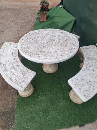 Mesa y bancos de piedra