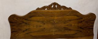 Armario antiguo de madera con mesita y cabecero