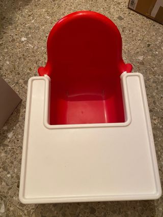 Trona infantil con bandeja roja y blanca
