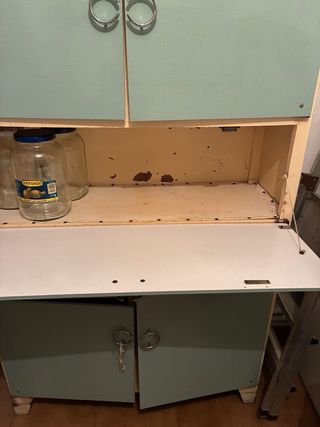 Alacena antigua madera y metal